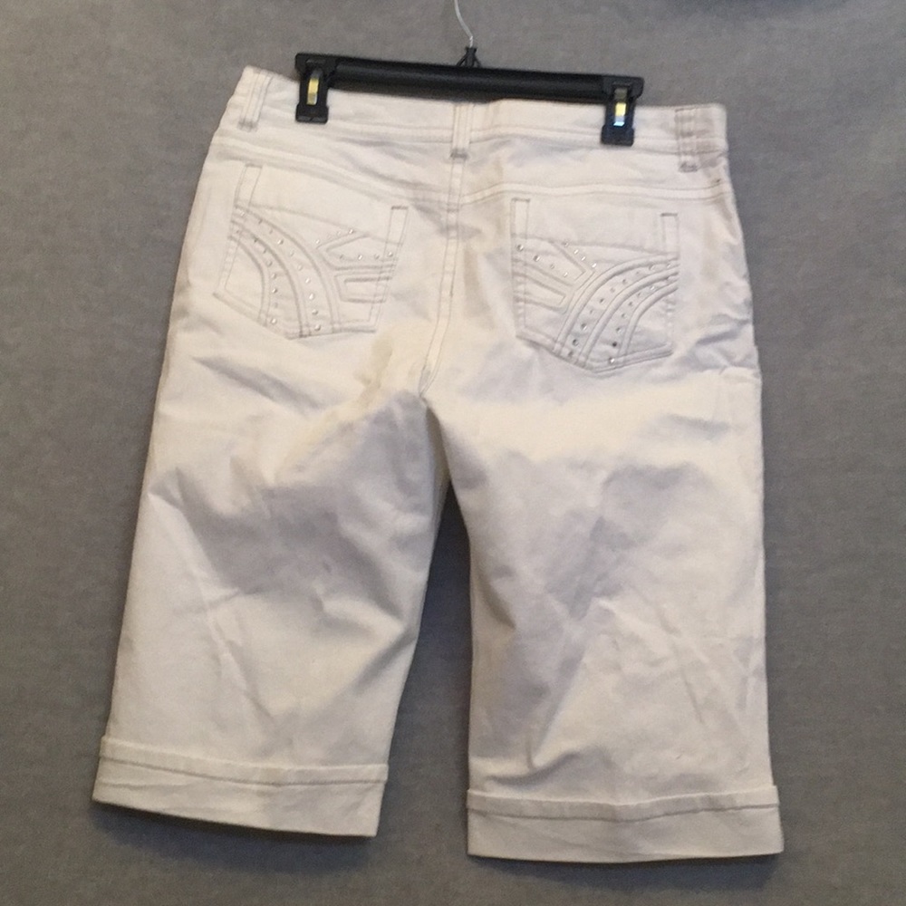 NWT BACCINNI Embellished Knee Length 5 Pocket White Denim Shorts